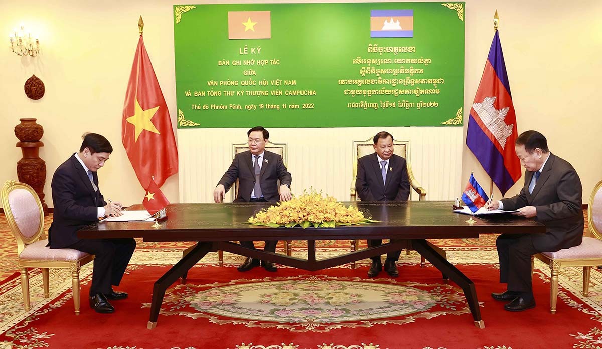 Chủ tịch Quốc hội Vương Đình Huệ và Chủ tịch Thượng viện Campuchia Samdech Say Chhum chứng kiến Lễ ký thỏa thuận hợp tác giữa Văn phòng Quốc hội Việt Nam và Ban Tổng thư ký Thượng viện Campuchia. (Nguồn: TTXVN)