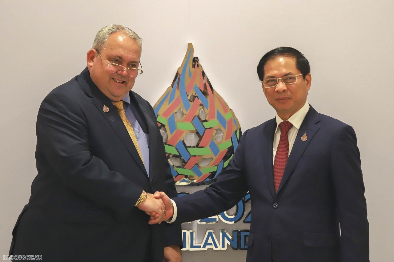 Foreign Minister holds bilateral meetings in Bangkok