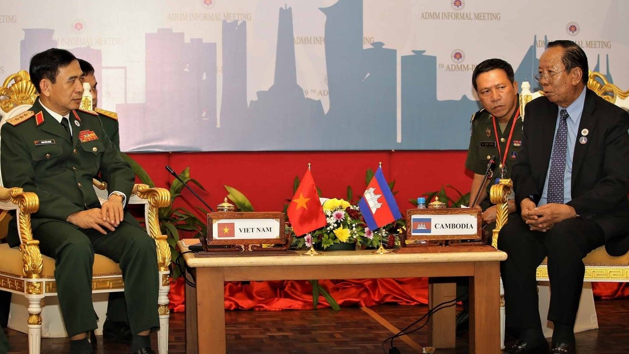 Defence Minister Phan Van Giang meets Cambodian, Chinese counterparts in Phnom Penh