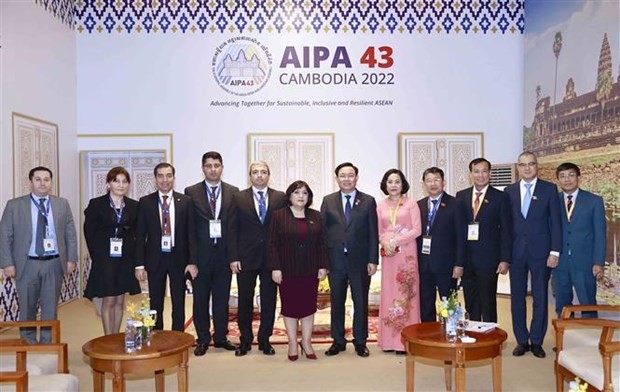 NA Chairman Vuong Dinh Hue meets parliamentary leaders of Singapore, Azerbaijan, Belarus