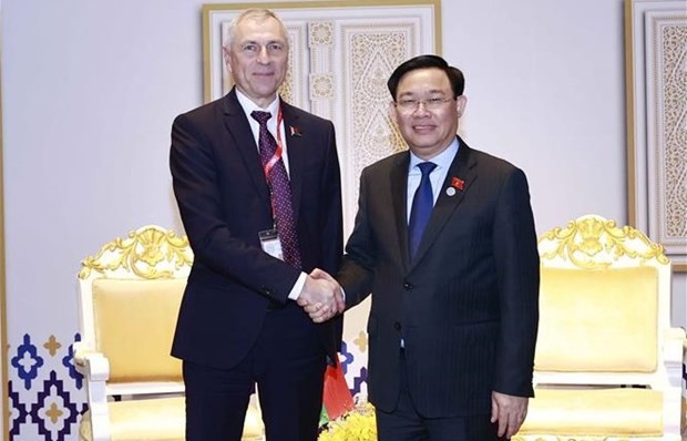 NA Chairman Vuong Dinh Hue meets parliamentary leaders of Singapore, Azerbaijan, Belarus