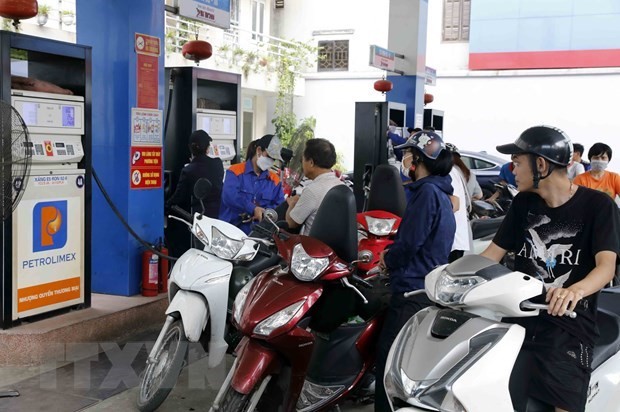 People wait at a fuel station to fill up their motorbikes in Hanoi (Photo: VNA)