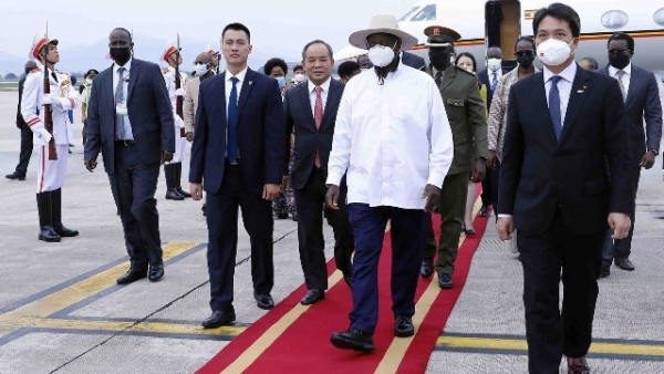 Ugandan President arrived in Hanoi, beginning official visit to Vietnam