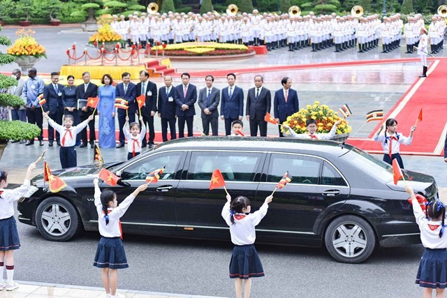 Welcome ceremony held for Ugandan President in Hanoi