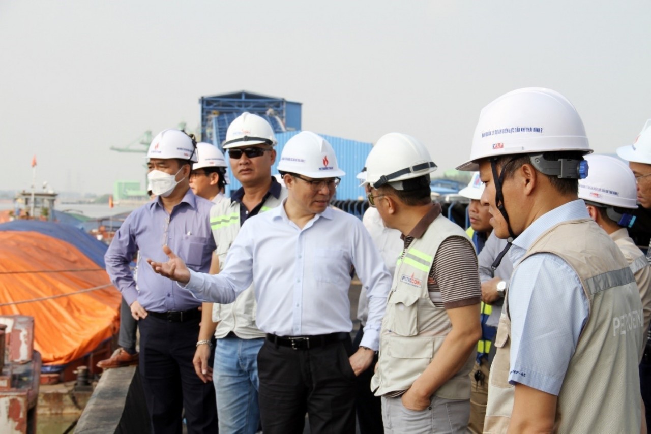 Petrovietnam General Director Le Manh Hung inspects the operation progress of the coal receiving port of Thai Binh 2 thermal power plant (Source: Petrovietnam)