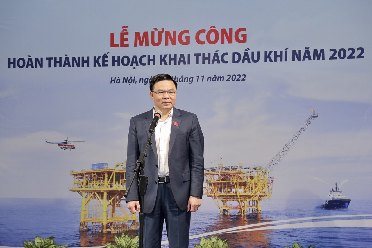 Petrovietnam General Director Le Manh Hung at the ceremony to celebrate the completion of oil and gas production and financial targets for 2022 took place on 11 November. (Source: People's Police)