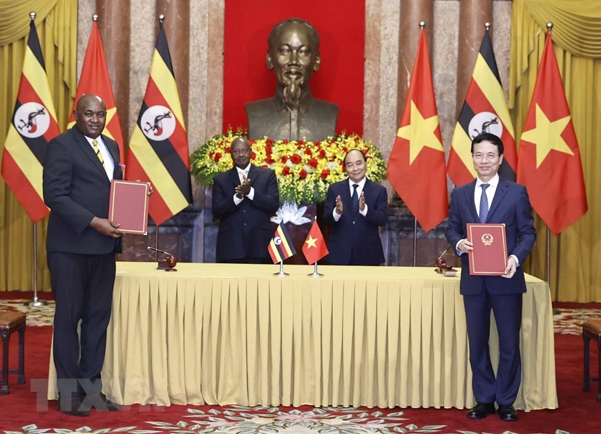 Vietnamese, Ugandan Presidents hold talks in Hanoi