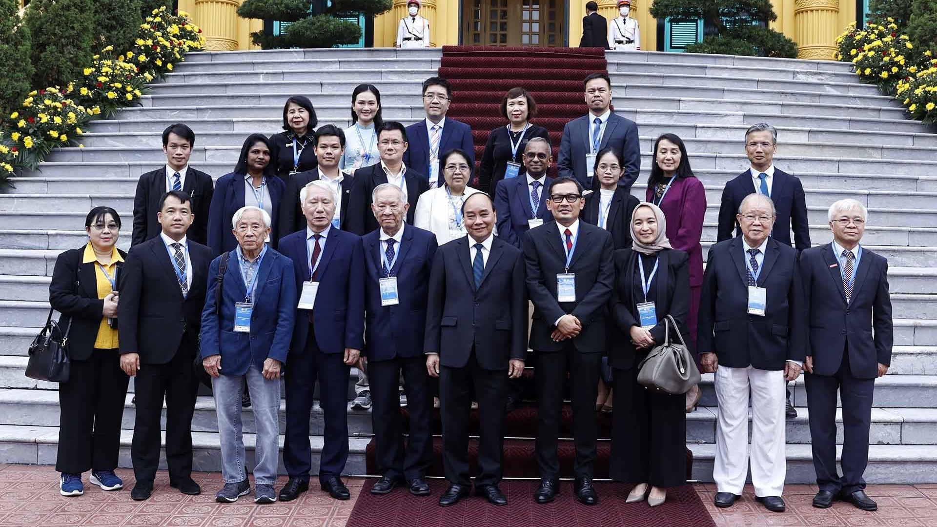 President receives the scientists and economists of ASEAN Economic Associations conference