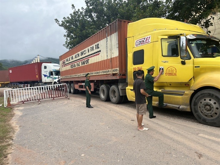 Vietnam-Laos eye 2 billion USD in two-way trade