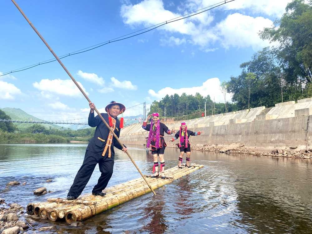 Tourists should join a boat tour as the way local people often do. (Photo: quangninh.gov)