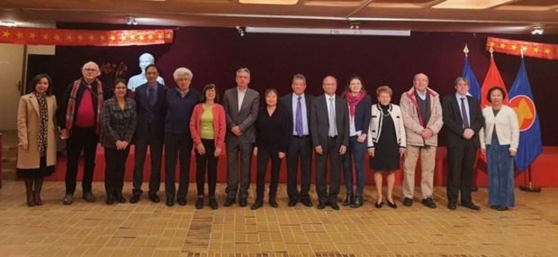 Ambassador Dinh Toan Thang (sixth from right) and representatives of the France - Vietnam Friendship Association pose for a photo at the meeting. (Photo: VNA)