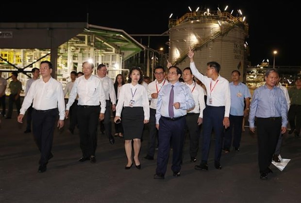 PM Chinh visits the newly-inaugurated port-specialised tank cluster and a central utility plant of the Southern Petrochemical Complex project (Photo: VNA)