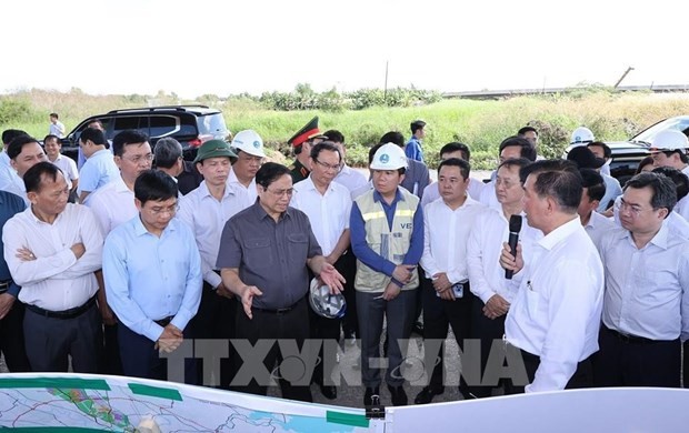 Prime Minister Pham Minh Chinh visits the site of Binh Hung waste treatment plant. (Source: VNA)
