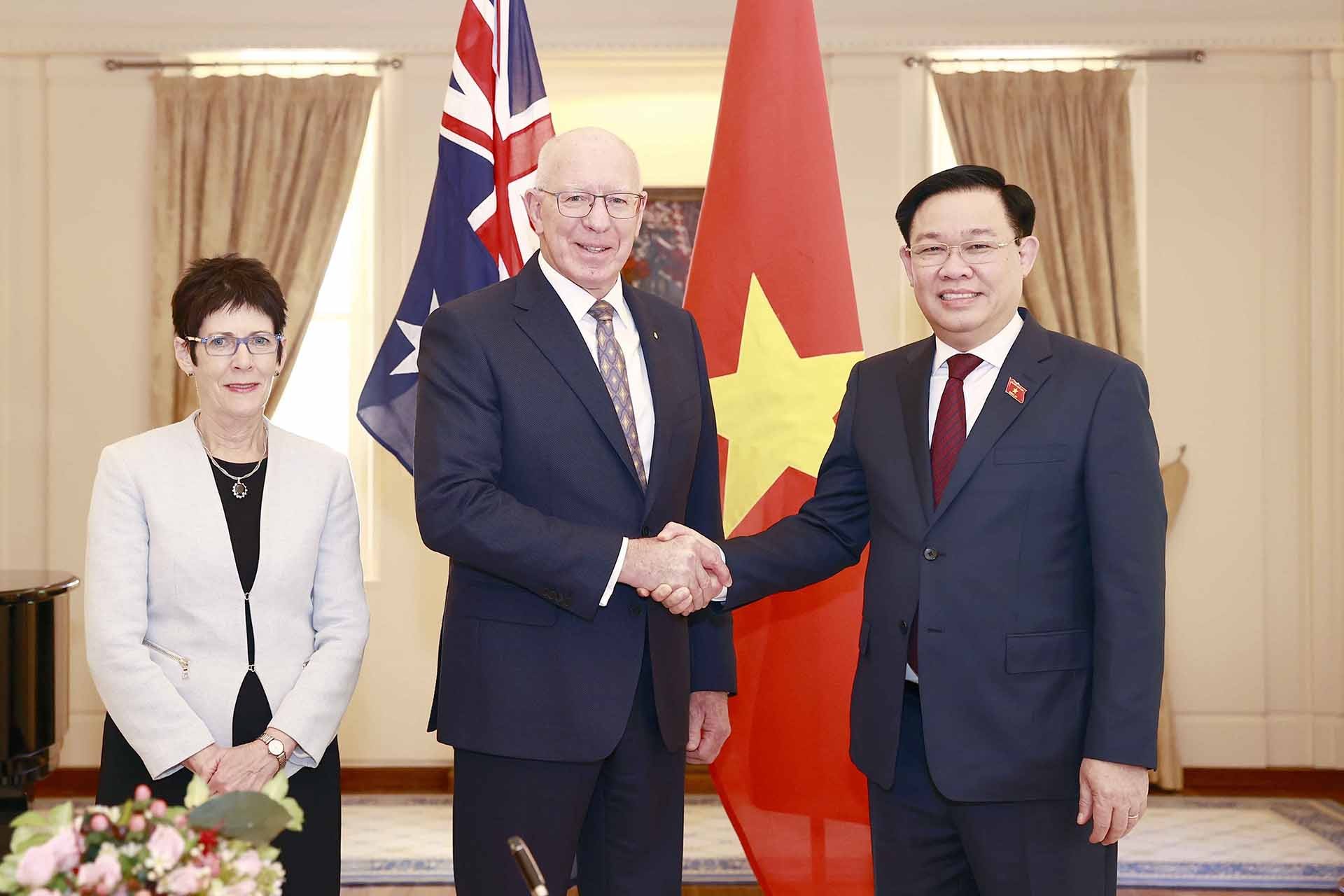 Chủ tịch Quốc hội Vương Đ&igrave;nh Huệ ch&agrave;o x&atilde; giao To&agrave;n quyền Australia David Hurley v&agrave; Phu nh&acirc;n. (Nguồn: TTXVN)