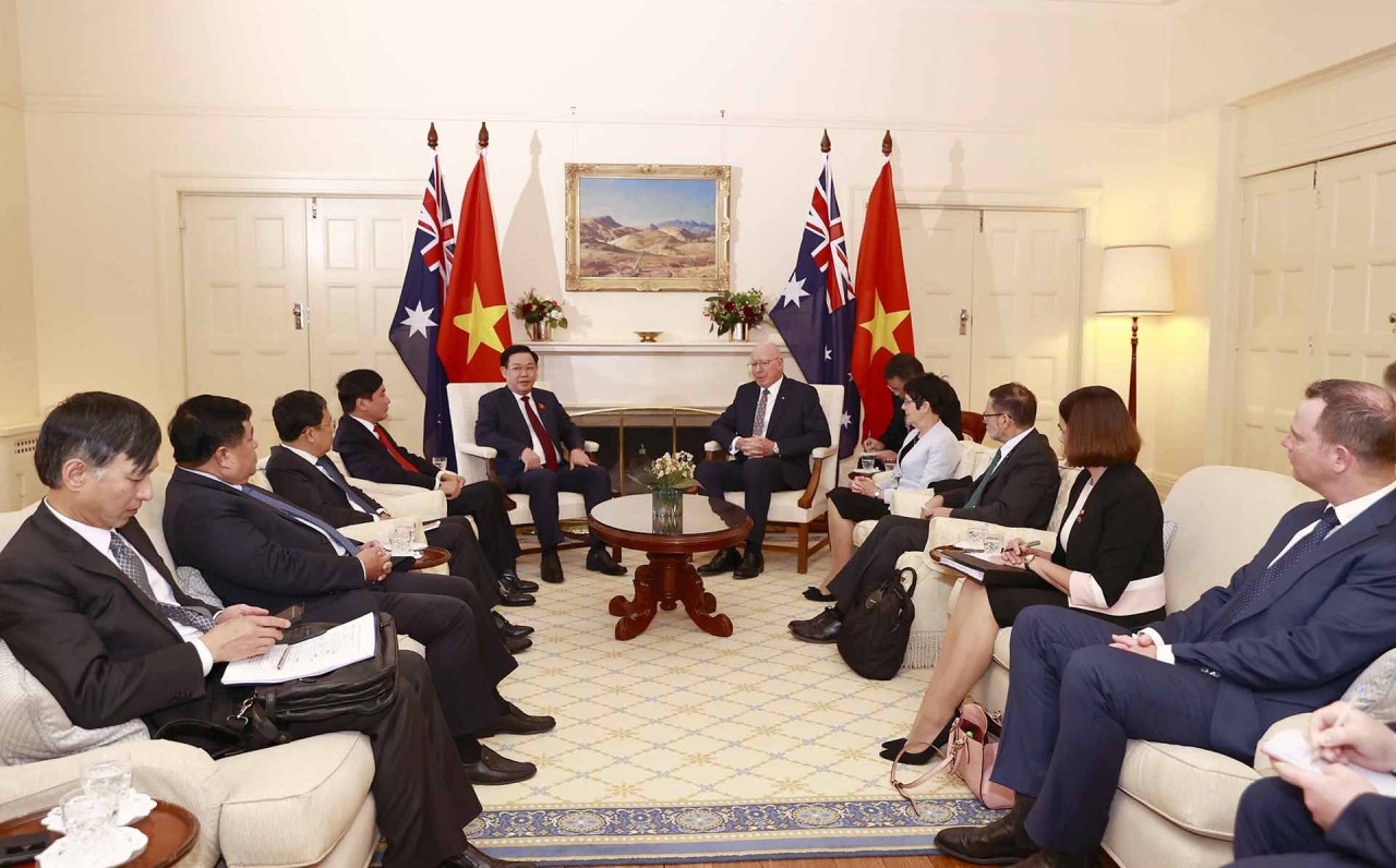 NA Chairman Vuong Dinh Hue meets with Australian Governor-General David Hurley