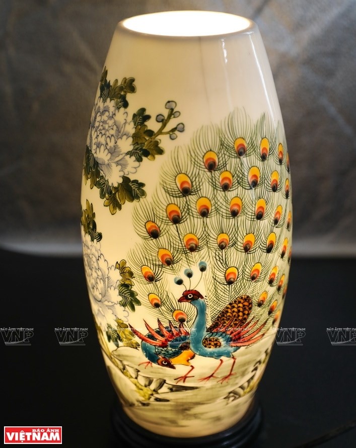 Porcelain lamps are eye-catching through the deft hands of artisans. (Photo: VNP/VNA)