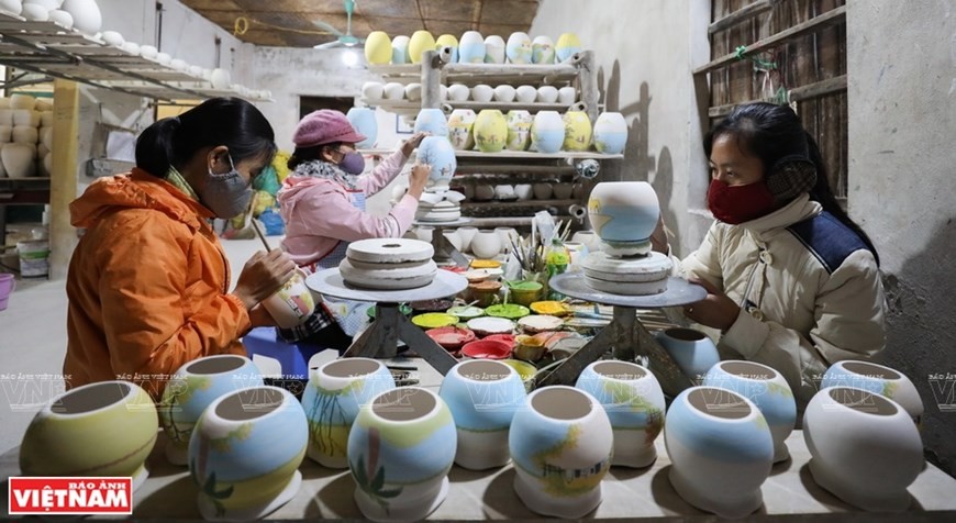 Decorative patterns on lamps are mainly inspired by Vietnamese countryside landscapes. (Photo: VNP/VNA)