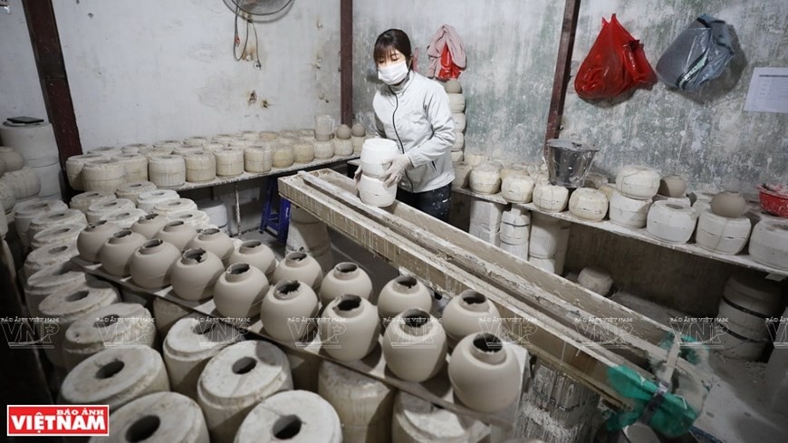 A factory specialising in manufacturing porcelain lamps in Bat Trang, Hanoi. (Photo: VNP/VNA)