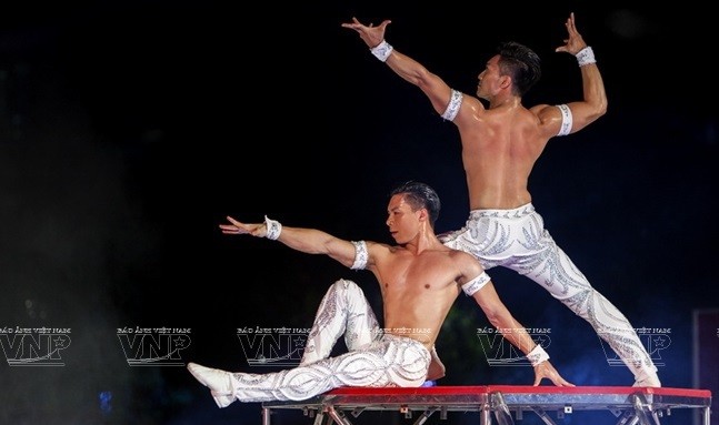 Quoc Co and Quoc Nghiep perform on the stage. (Photo: VNA)