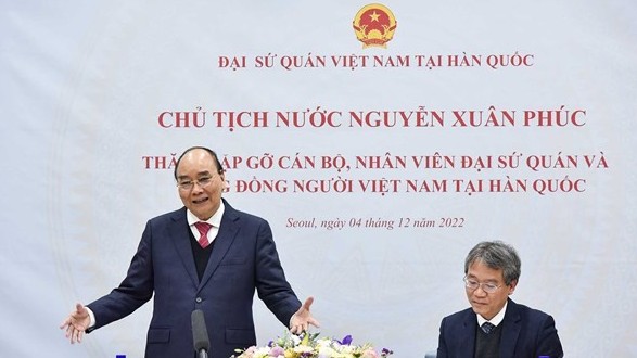 President Nguyen Xuan Phuc meets staff of Embassy and Vietnamese community in Seoul