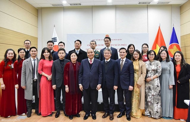 President Nguyen Xuan Phuc meets Vietnamese community in Seoul