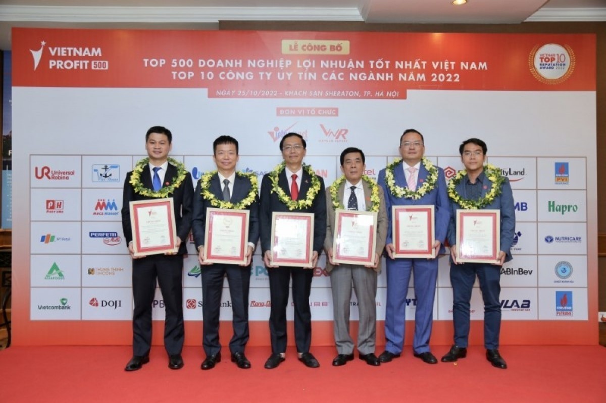 Representative of Petrovietnam and units at the honoring ceremony (Photo: PVN).