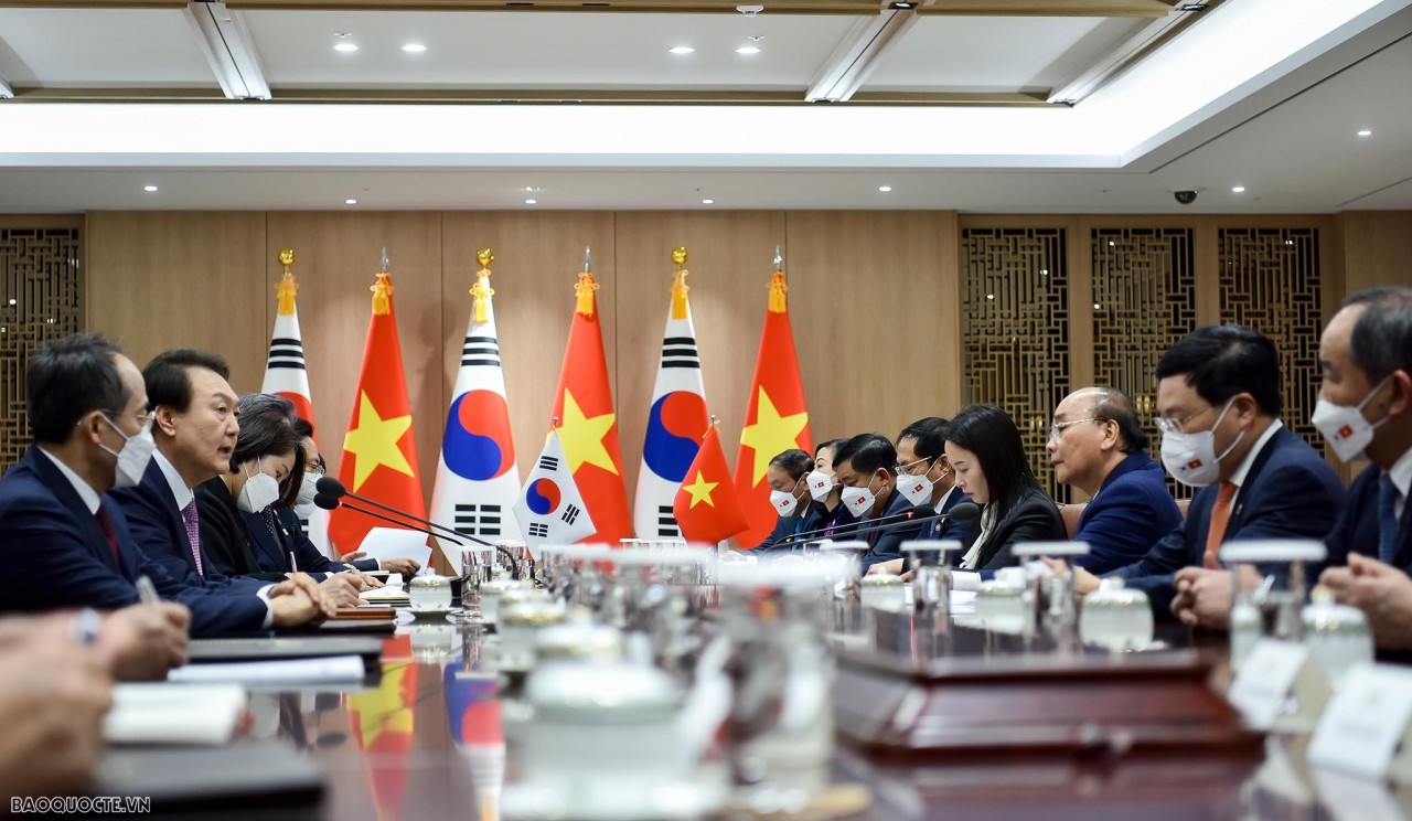 President Nguyen Xuan Phuc and RoK President Yoon Suk Yeol hold talks