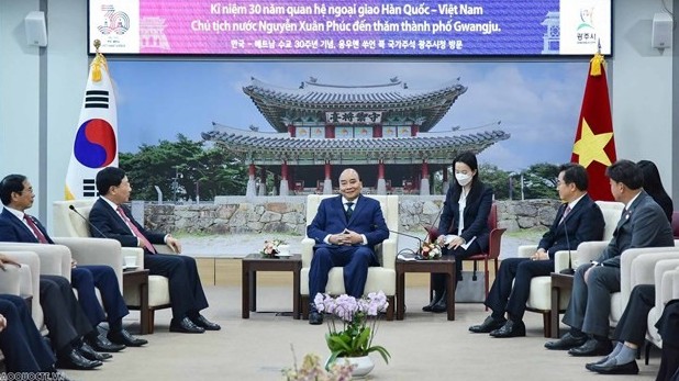 President visits RoK Gyeonggi Province, announces Vietnam Day in Gwangju