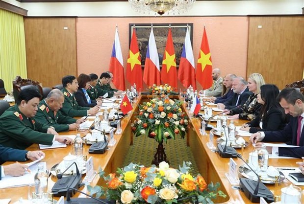 Vietnam, Czech Defence Ministers hold talks in Hanoi