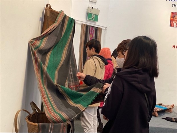Traditional weaving exhibition draws Hanoi audience