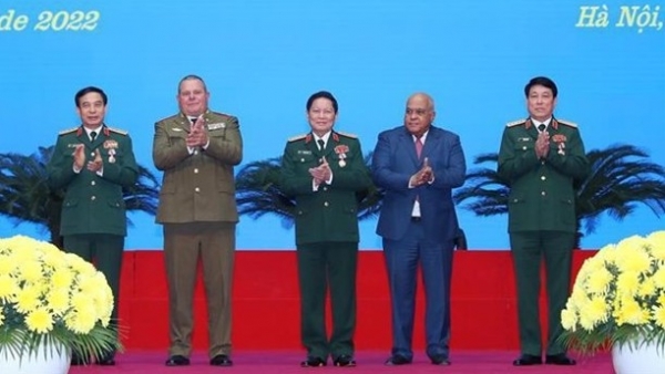 A ceremony was held to present Cuba’s orders to Vietnamese Army officers in Hanoi