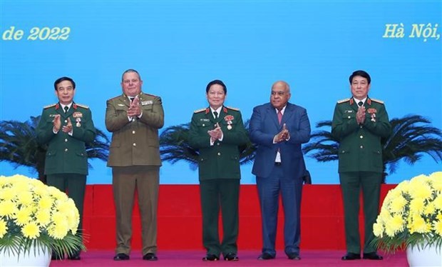 Cuba’s orders presented to Vietnamese Army officers in Hanoi