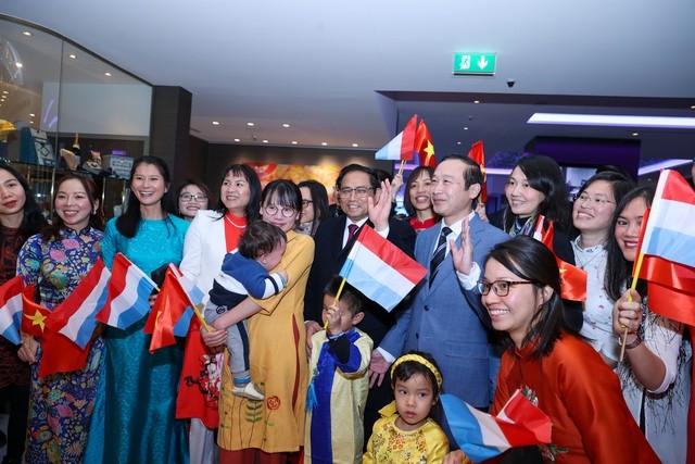 Thủ tướng gặp gỡ cộng đồng người Việt tại Luxembourg. (Nguồn: VGP)