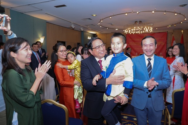 Thủ tướng gặp gỡ cộng đồng người Việt tại Luxembourg. (Nguồn: VGP)