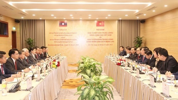 Vietnam, Laos step up sharing experience on information, education work