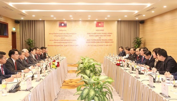 Vietnam, Laos step up sharing experience on information, education work