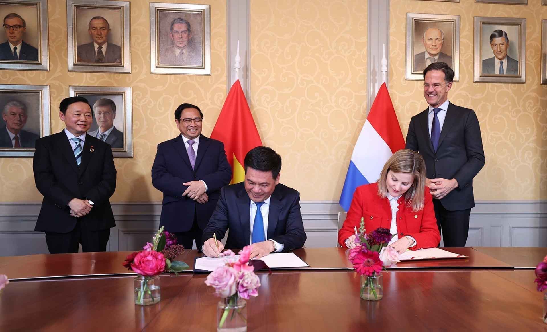 Thủ tướng Phạm Minh Chính và Thủ tướng Hà Lan Mark Rutte chứng kiến lễ ký Tuyên bố chung giữa Bộ Công Thương Việt Nam và Bộ Ngoại giao Hà Lan về hợp tác giảm phát thải trong sản xuất và tiêu dùng.(Nguồn: TTXVN)