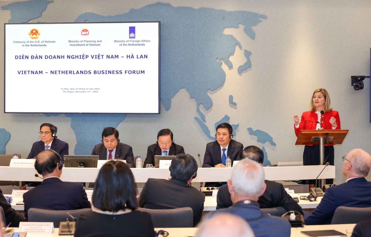 Prime Minister attends Vietnam-Netherlands Business Forum, meets leaders of Dutch firms