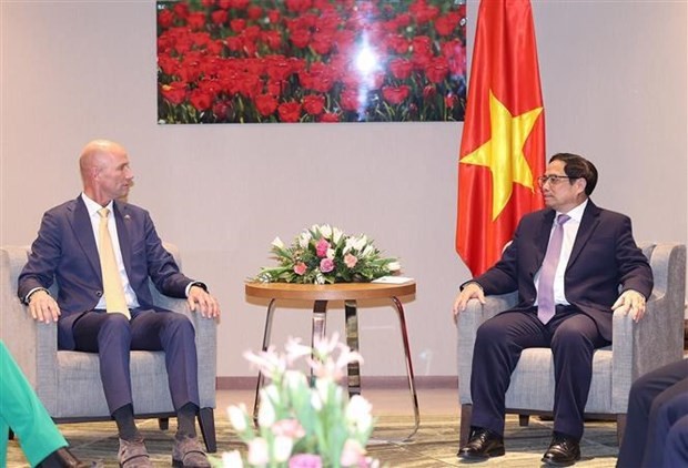 Prime Minister attends Vietnam-Netherlands Business Forum, meets leaders of Dutch firms