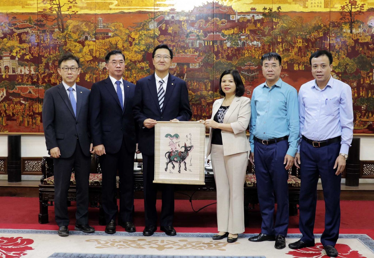 Các đồng chí lãnh đạo Bộ Công Thương, UBND tỉnh Bắc Ninh và Samsung Việt Nam chúc mừng các doanh nghiệp tham gia Chương trình hỗ trợ tư vấn phát triển nhà máy thông minh tại Bắc Ninh 2022.