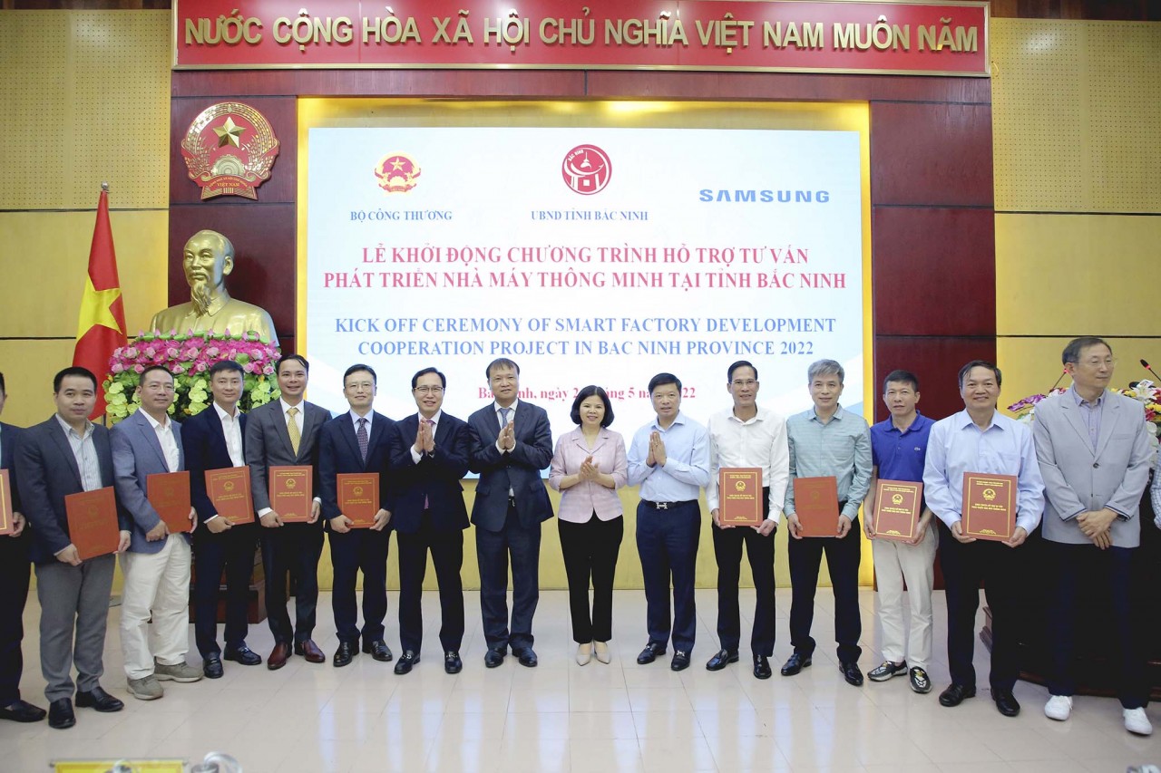 Chủ tịch UBND tỉnh Bắc Ninh Nguyễn Hương Giang tặng sản phẩm làng nghề tranh dân gian Đông Hồ cho Tổng Giám đốc đại diện Công ty Hanwha Techwin.