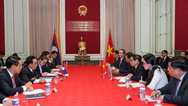 Prime Minister Pham Minh Chinh meets Lao counterpart Phankham Viphavanh
