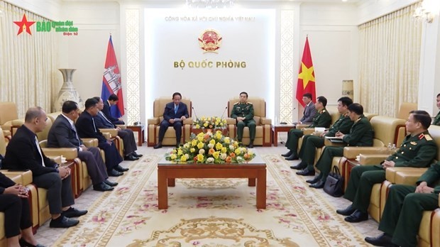 Defence Minister Phan Van Giang welcomes Minister of State of Cambodian Interior Ministry