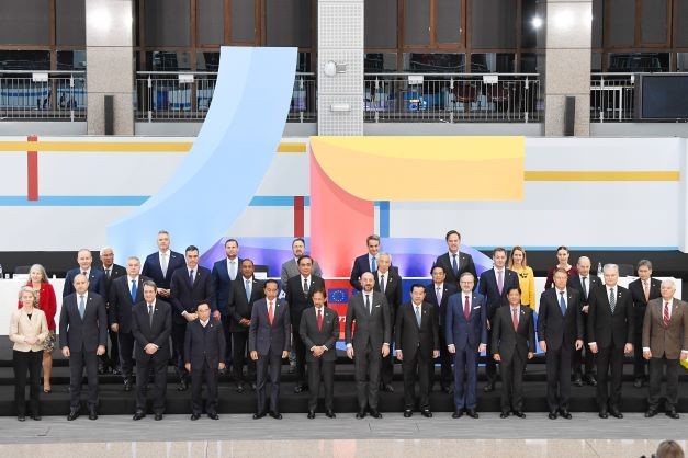 Leaders of ASEAN and EU pose for a photo together. (Source: VNA)