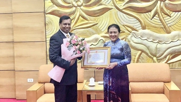 Trao kỷ niệm chương 'Vì hòa bình, hữu nghị giữa các dân tộc' tặng Đại sứ Sri Lanka tại Việt Nam