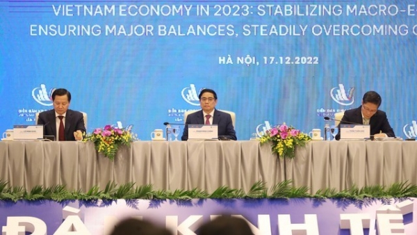 PM chairs fifth Vietnam Economic Forum's plenary session