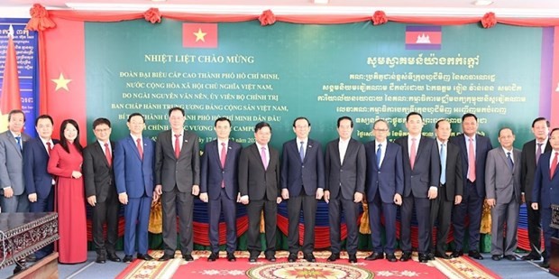 Secretary of the Ho Chi Minh City Party Committee Nguyen Van Nen visits Cambodia