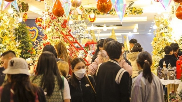 Christmas décor, gift market vibrant and abundant