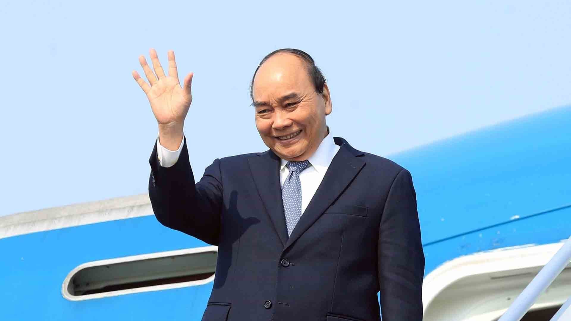 President leaves Hanoi for State visit to Indonesia