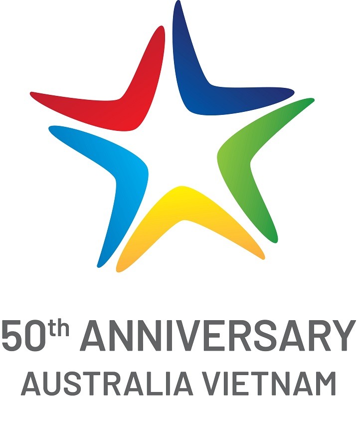 Award to winner of Australia-Vietnam 50th Anniversary logo competition